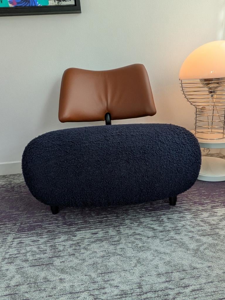Showroommodel Leolux Pallone fauteuil met bijhorende poef, Huis en Inrichting, Ophalen, Stof