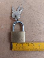 Klein hangslot met 3 sleutels, Ophalen