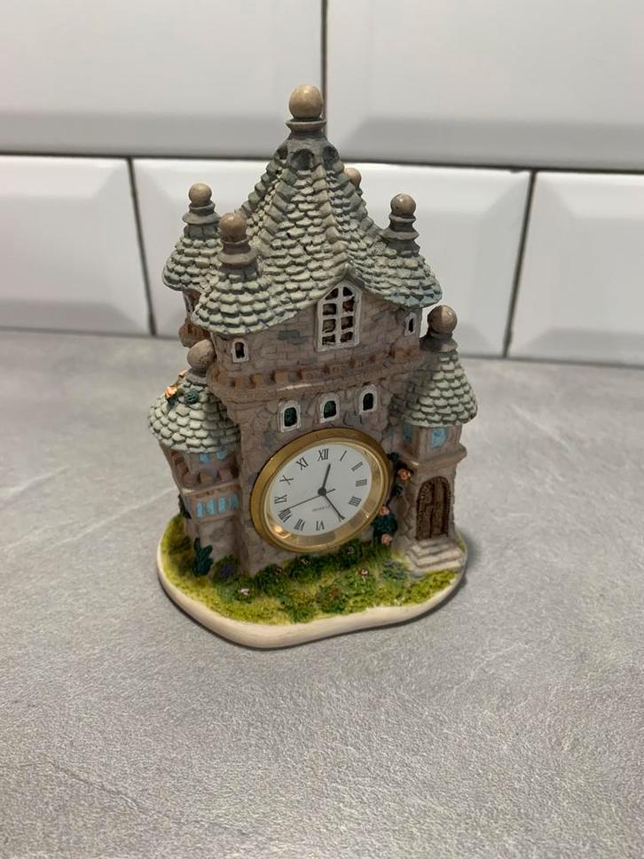 Château avec horloge, Collections, Statues & Figurines, Comme neuf, Enlèvement