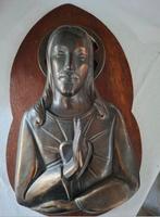 Sacré Coeur en bronze sur plaque en bois, Antiquités & Art, Enlèvement ou Envoi