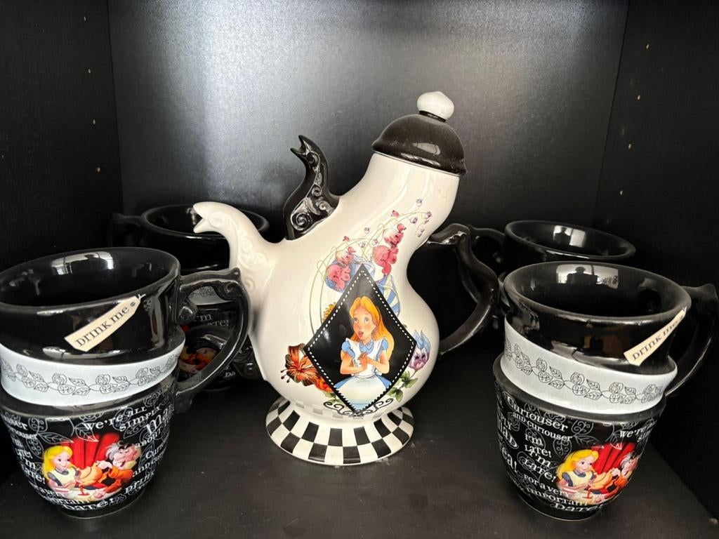 Zeldzame Disney Alice in Wonderland Topsy-Turvy Theeset, Ophalen of Verzenden, Overige figuren, Nieuw, Servies