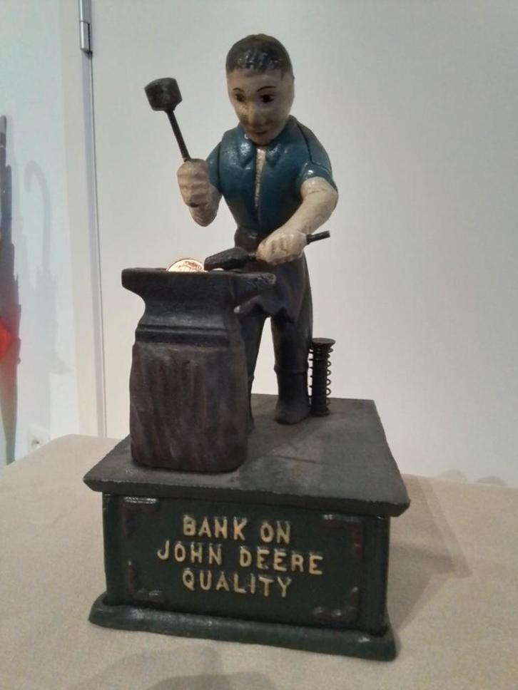 OUDE GIETIJZEREN JOHN DEERE " BLACKSMITH " SPAARPOT, Collections, Tirelires, Utilisé, Autres thèmes, Métal ou Fer blanc, Enlèvement
