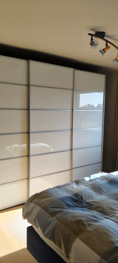 Grote kleerkast met 3 schuifdeuren in zeer goede staat, Huis en Inrichting, Kasten | Kleerkasten, Zo goed als nieuw, Met plank(en)