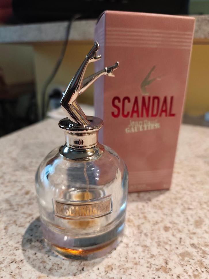 Eau de parfum « SCANDAL » bouteille vide et boîte velours, Collections, Parfums, Utilisé, Bouteille de parfum, Enlèvement