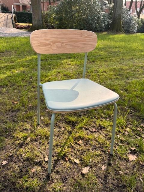 Stoelen met groen zitvlak en pootjes en houten rugsteun, Huis en Inrichting, Stoelen, Zo goed als nieuw, Vijf, Zes of meer stoelen