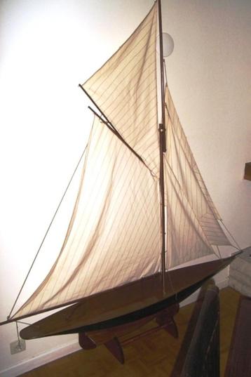 Mahoniehouten zeilbootmodel beschikbaar voor biedingen