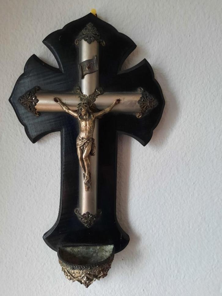 Muurkruisbeeld met wijwaterlettertype, Antiek en Kunst, Antiek | Religieuze voorwerpen, Verzenden