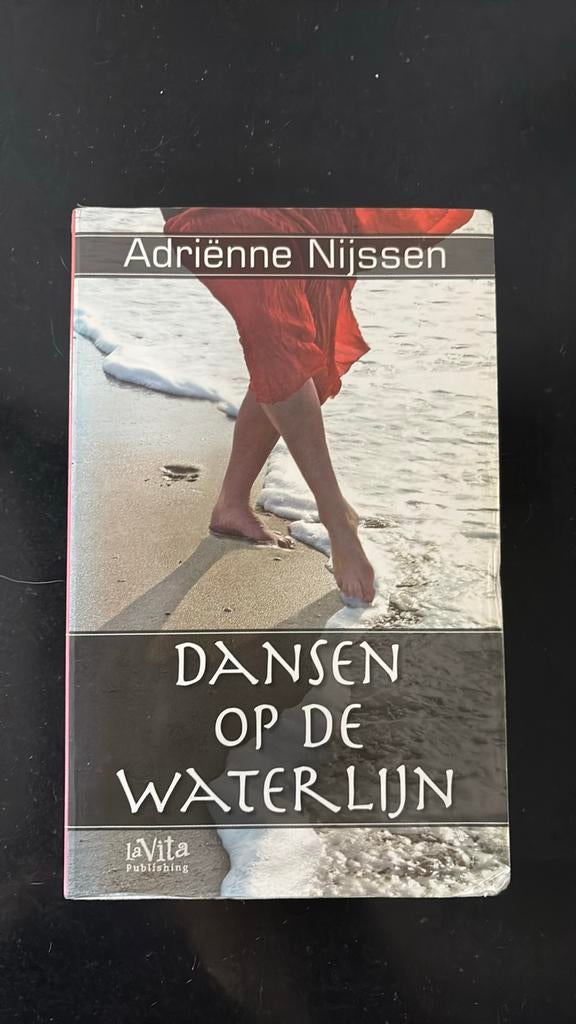 Adriënne Nijssen - Dansen op de waterlijn, Boeken, Literatuur, Gelezen, Ophalen of Verzenden