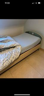 Een persoons bed met matras en nachtkastje, Ophalen, Gebruikt, Groen, Hout