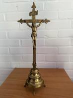 Crucifix debout du XIXe siècle en cuivre/laiton, Enlèvement ou Envoi