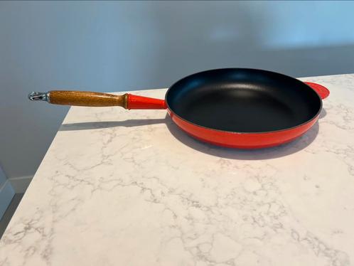 Poêle rouge cerise Le Creuset 28 cm en excellent état, Maison & Meubles, Cuisine | Casseroles & Poêles, Comme neuf, Poêle à frire ou Sauteuse