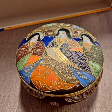 Satusma ronde doos beschikbaar voor biedingen