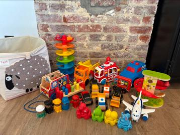Box met verschillend soort speelgoed beschikbaar voor biedingen