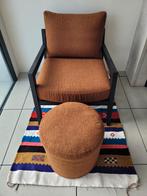 Roestkleurige, comfortabele fauteuil met bijbehorende poef, Huis en Inrichting, Fauteuils, Ophalen, 75 tot 100 cm, Zo goed als nieuw