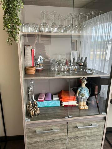 Vitrine kast en tafel beschikbaar voor biedingen