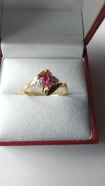 18K GEELGOUDEN RING MET BRILJANTEN EN NIEUWE ROBIJNEN, 19 tot 20, Geel, Nieuw, Ophalen of Verzenden