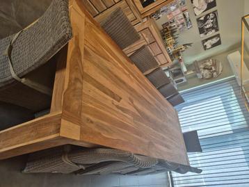 Eettafel  beschikbaar voor biedingen