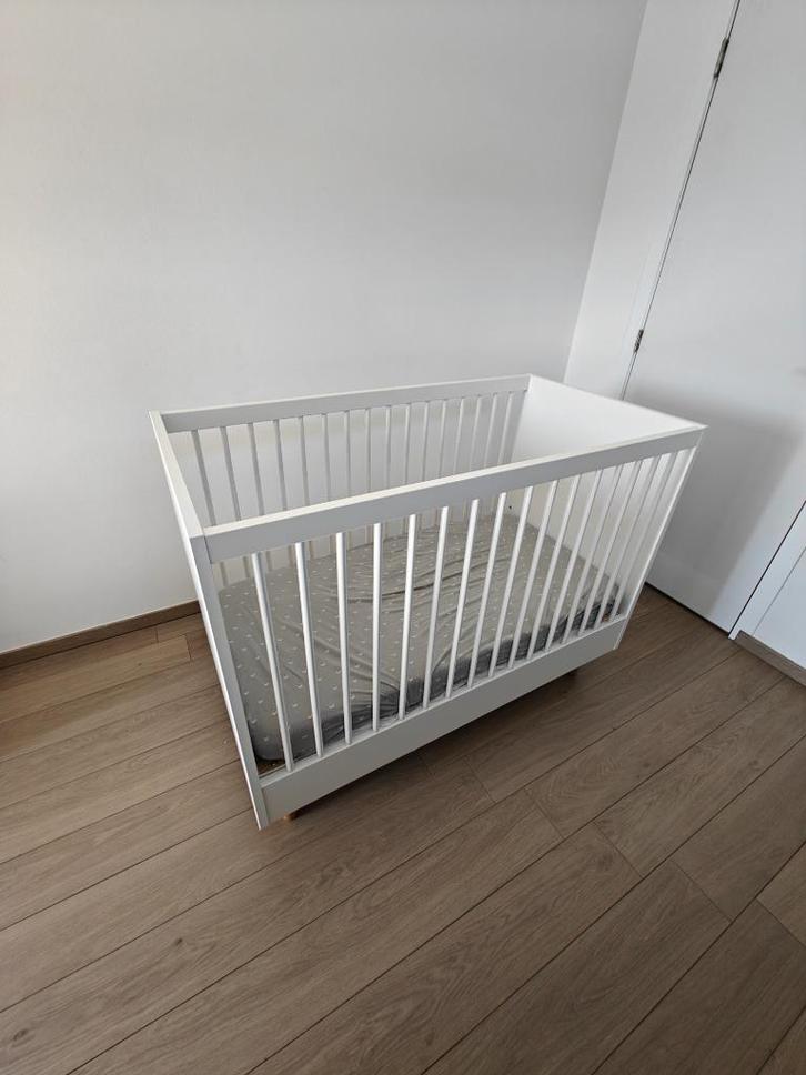 Babybed Petit Amélie Bocca wit 120x60 + matras, Kinderen en Baby's, Kinderkamer | Bedden, Gebruikt, Minder dan 140 cm, Minder dan 70 cm