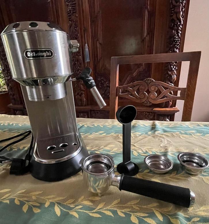 Dedica espressomachine :klassiek compact italiaans De Longhi, Elektronische apparatuur, Koffiezetapparaten, Zo goed als nieuw