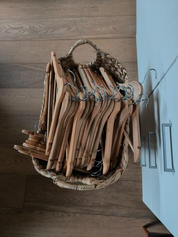 Kapstokken degelijk hout beschikbaar voor biedingen