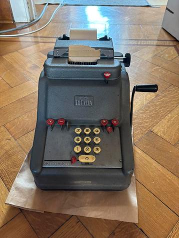 Calculatrice vintage mécanique à manivelle Totalia +- 1940, Enlèvement, Utilisé