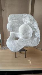 Abstract beeldhouwwerk op metalen voetstuk, Antiek en Kunst, Ophalen