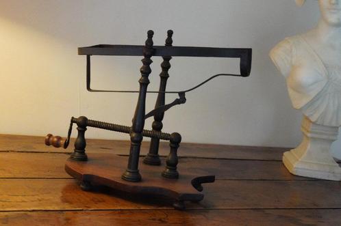 Decanter 19e eeuwse wijnschenker. Gesmeed staal en hout, Antiek en Kunst, Antiek | Glaswerk en Kristal, Ophalen of Verzenden