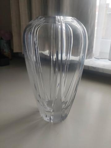 Glazen vaas beschikbaar voor biedingen