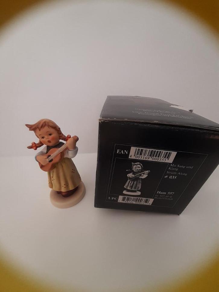 Hummel beeldje 557 "Mit sang und klang", Verzamelen, Beelden en Beeldjes, Zo goed als nieuw, Hummel, Ophalen of Verzenden