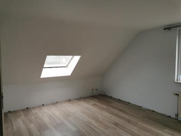 Laminaat (ongeveer 60 m²) + bijhorende plinten beschikbaar voor biedingen