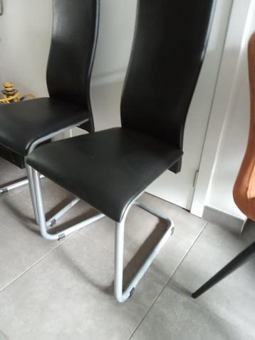 2 moderne stoelen