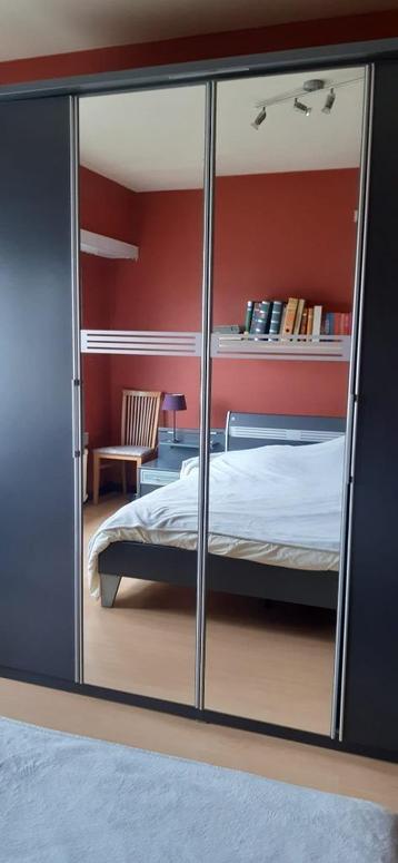 Tweepersoonsbed met nachttafeltjes en kledingskast beschikbaar voor biedingen