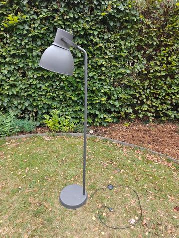 Grote staanlamp beschikbaar voor biedingen