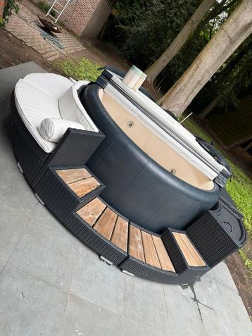Softub resort jacuzzi met omkadering