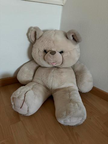 Mega grote zachte teddybeer beschikbaar voor biedingen