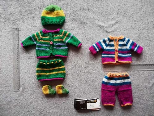 Poppenkleertjes, 2 sets nieuw gebreid, Hobby en Vrije tijd, Breien en Haken, Nieuw, Breien, Naald, Ophalen of Verzenden