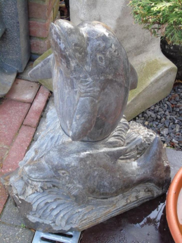 Standbeeld 2 dolfijnen uitgehouwen in de massa in blauwe ste, Tuin en Terras, Tuinbeelden, Nieuw, Dierenbeeld, Steen, Ophalen