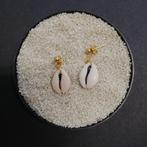 Gouden oorbellen stekers met schelp. Ook in zilver, Handtassen en Accessoires, Oorbellen, Nieuw, Knopjes of Stekers, Goud, Beige