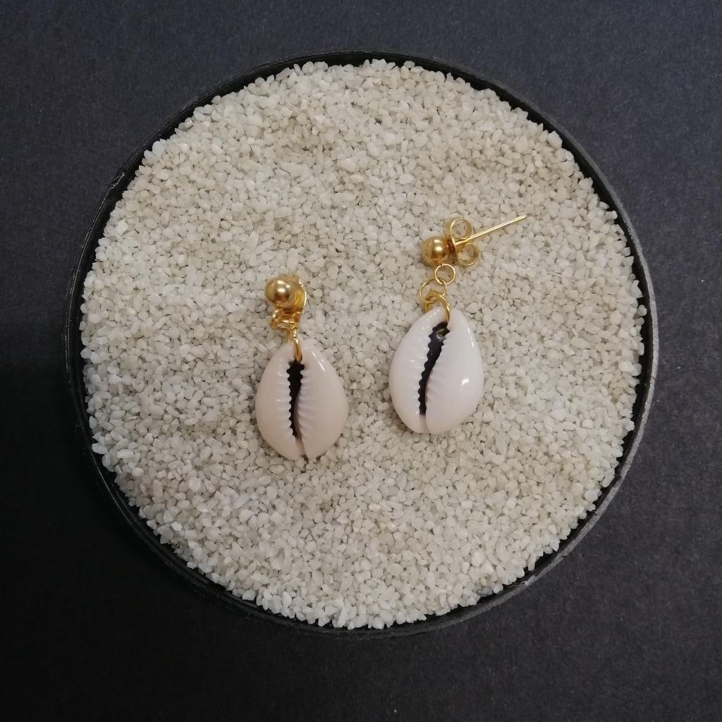 Boucles d'oreilles clous en or avec coquillage. Aussi en arg, Enlèvement ou Envoi, Beige, Or, Neuf