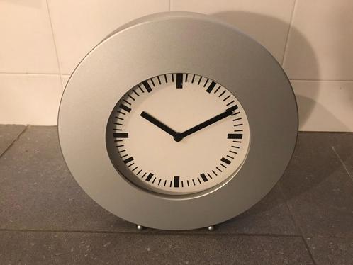 Klok Ikea Round Aluminium Vintage   µj, Huis en Inrichting, Woonaccessoires | Klokken, Ophalen
