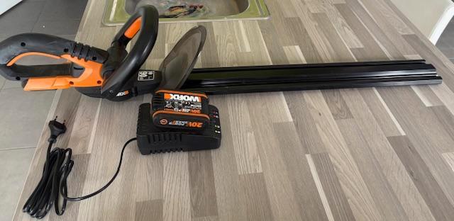 WORX heggenschaar 20V – batterij + lader incl., Tuin en Terras, Heggenscharen, Zo goed als nieuw, Accu, Ophalen