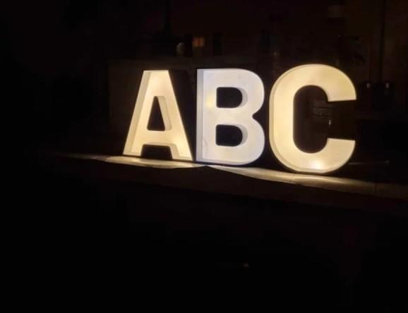 Name LED sign, Huis en Inrichting, Lampen | Wandlampen, Nieuw, Overige materialen, Verzenden