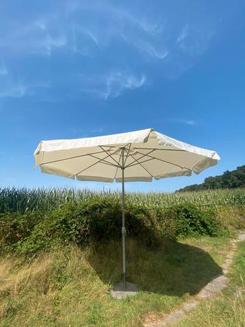 XL parasol cremekleur incl hoes en zware voet beschikbaar voor biedingen