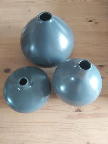 3 vaasjes donkerbruin beschikbaar voor biedingen