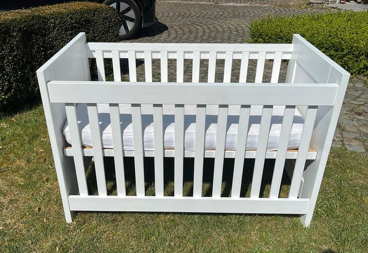 Lit bébé Genova blanc, Enfants & Bébés, Chambre d'enfant | Lits, Comme neuf, Moins de 140 cm, Moins de 70 cm, Matelas, Enlèvement