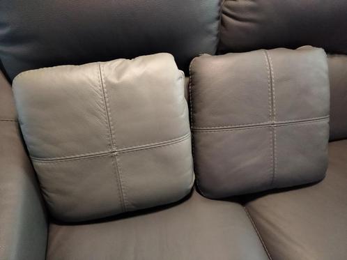 2 coussins en cuir épais gris clair et foncé, Huis en Inrichting, Woonaccessoires | Kussens, Nieuw, Grijs, Vierkant, Ophalen