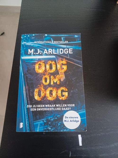 M.J. Arlidge - Oog om oog, Livres, Thrillers, Comme neuf, Enlèvement ou Envoi