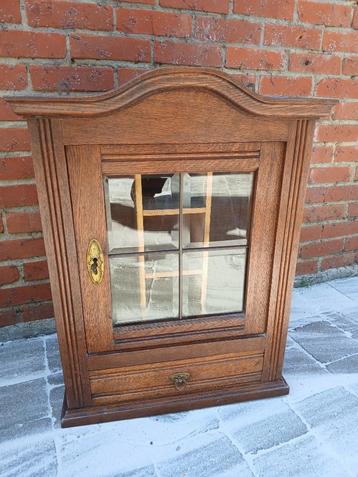 Vitrinekastje, met sleutel beschikbaar voor biedingen