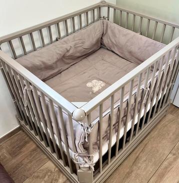 Grijze rechthoekige babybox + matras + boxtoren beschikbaar voor biedingen