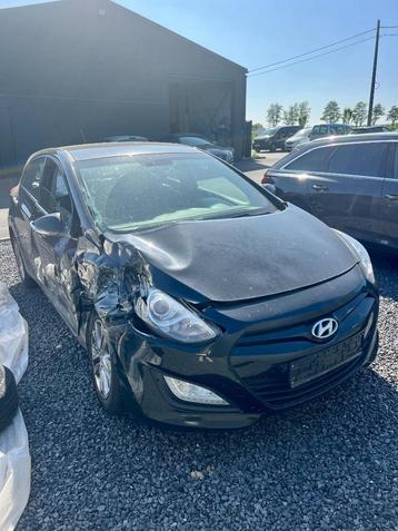 Hyundai i30 endommagée (dommages causés à la voiture), Autos, Cuir, Euro 5, Achat, Boîte manuelle